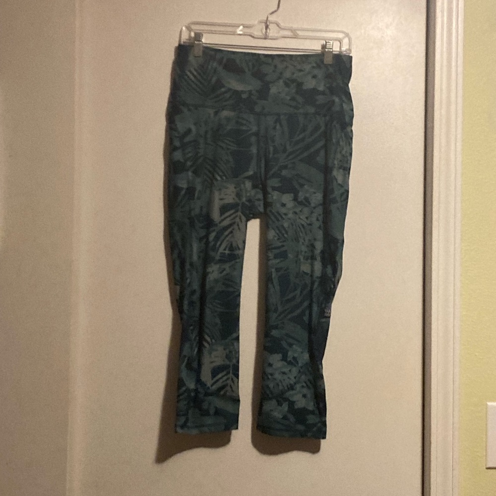 All In Motion High Rise Capri Leaf Print Leggings